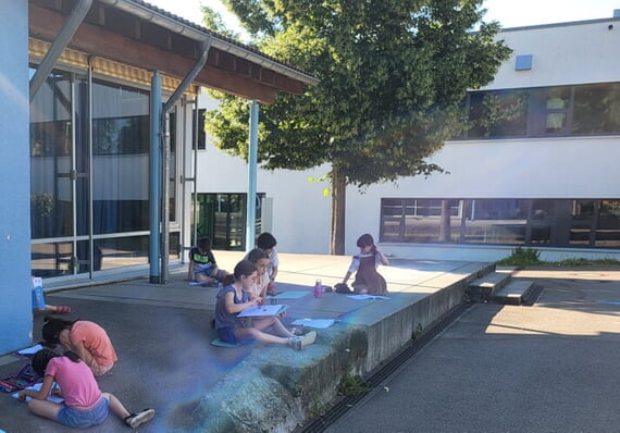 Lernen im Sommer Pausenhof