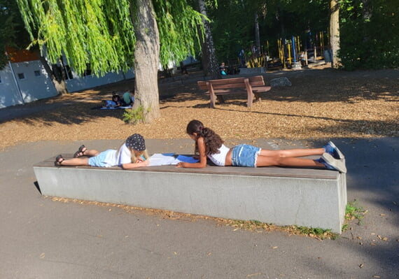 Lernen im Sommer Pausenhof