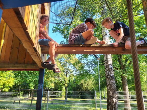 Lernen im Sommer Pausenhof