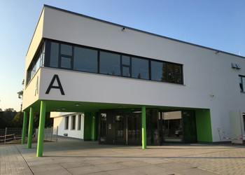 Gebäude A mit Schulleitung, Lehrerzimmer und Sekundarstufe